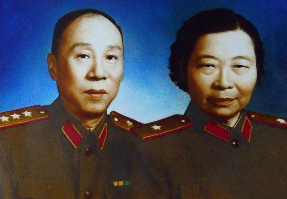 他的父亲是元帅, 岳父是大将, 他的军衔却比妻子低一级