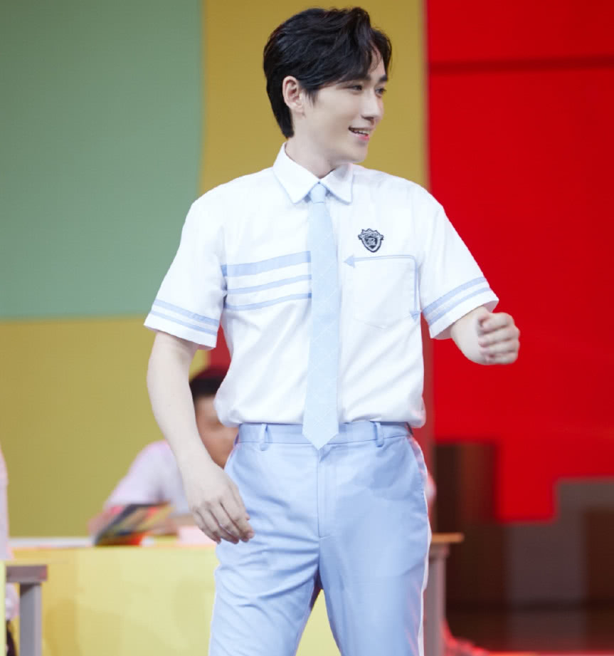 朱一龙身穿校服装现身快乐大本营你的学长来了请签收