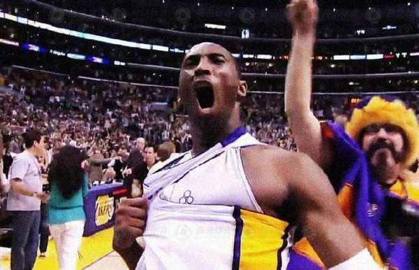 科比生涯最霸气的庆祝动作,捶胸怒扯球衣,闭嘴动作成经典!