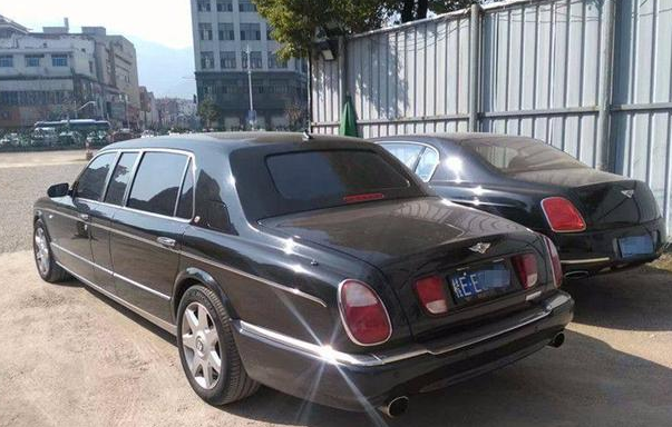 首辆上牌的宾利728,内饰耗费15张小牛皮,曾经是首富的座驾
