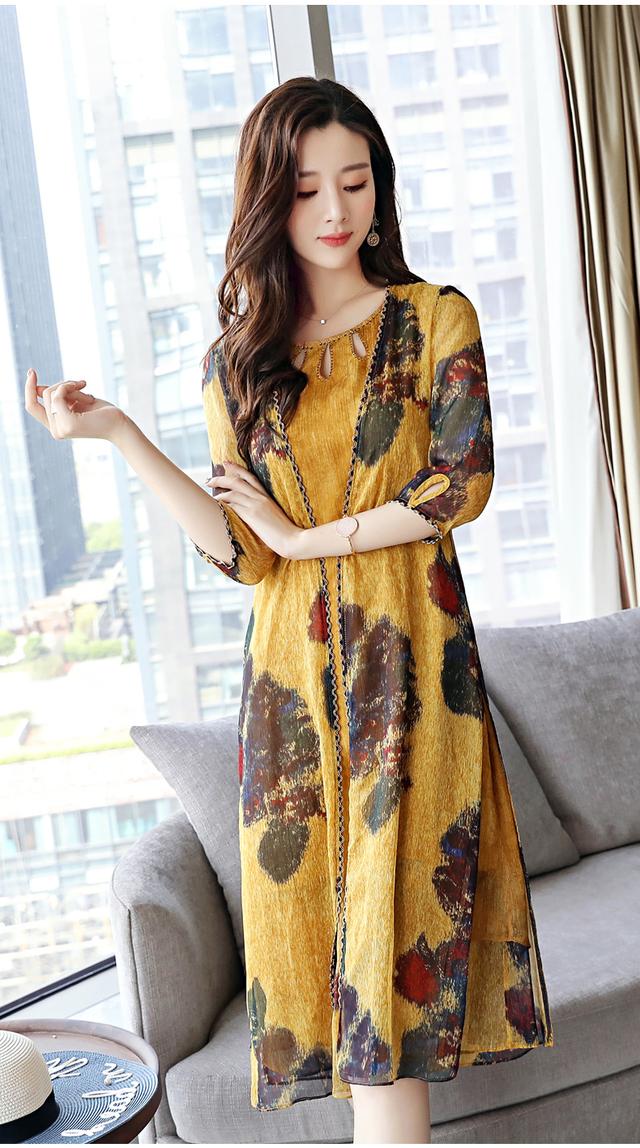 女人过了45岁,尽量少穿黑色,多穿这3种颜色的裙子,减龄又洋气