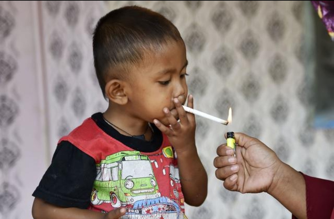 2岁男孩一天要抽两包烟,得知抽烟原因,网友不淡定了!