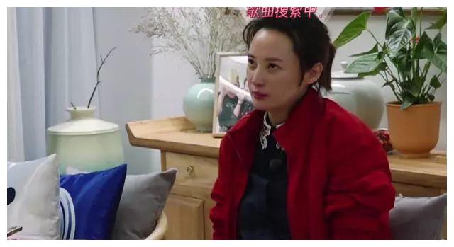《幸福三重奏》蒋勤勤穿搭随意,孕晚期的女星也可以这么接地气!