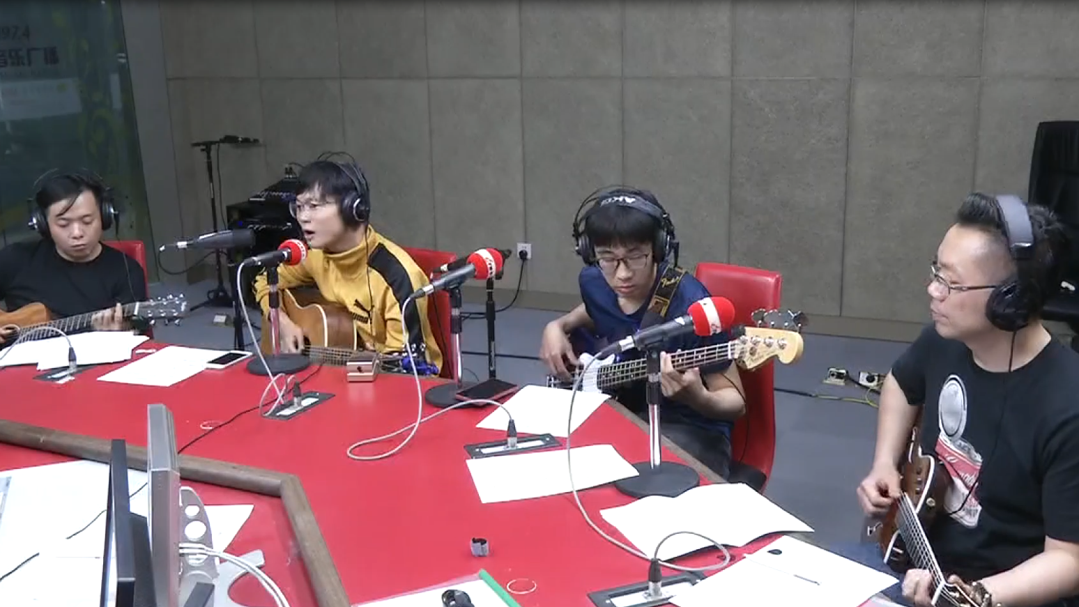 鞠起 氪元素乐队-一个人生活