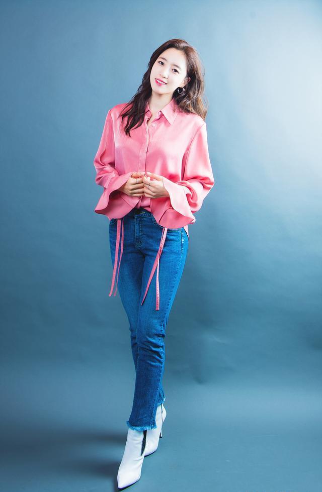 她8岁就以儿童演员身份出道,是tara的第一任队长