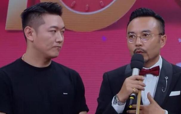 田源重回舞台,谁有注意他对汪涵做的第一个行为?网友感慨万分!