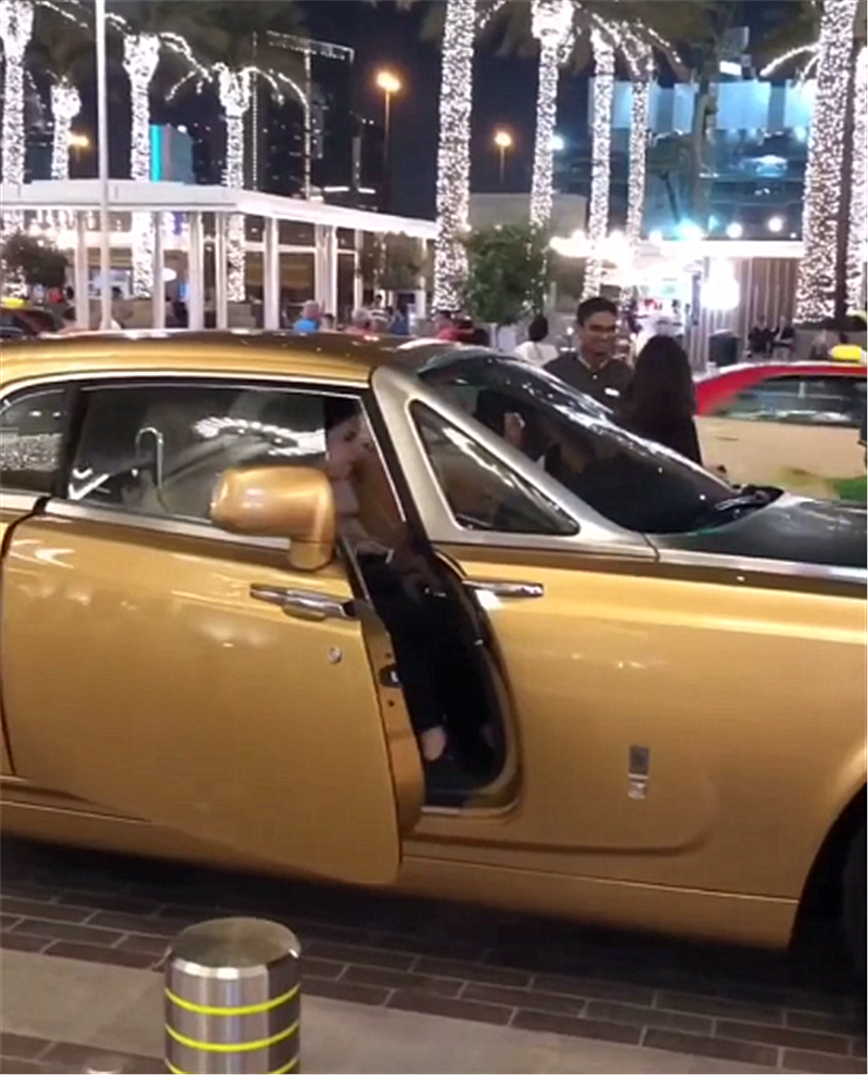 百万劳斯莱斯现迪拜,车主下车时保安立马来开门!网友:豪车待遇