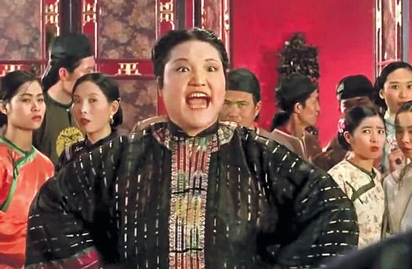 这个人叫鲁芬,在电影《九品芝麻官》中,出演了烈火奶奶这个角色,当时