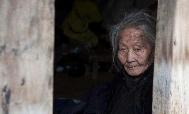 可怜老人走路靠爬,老伴去世,儿子独留老人一人生活