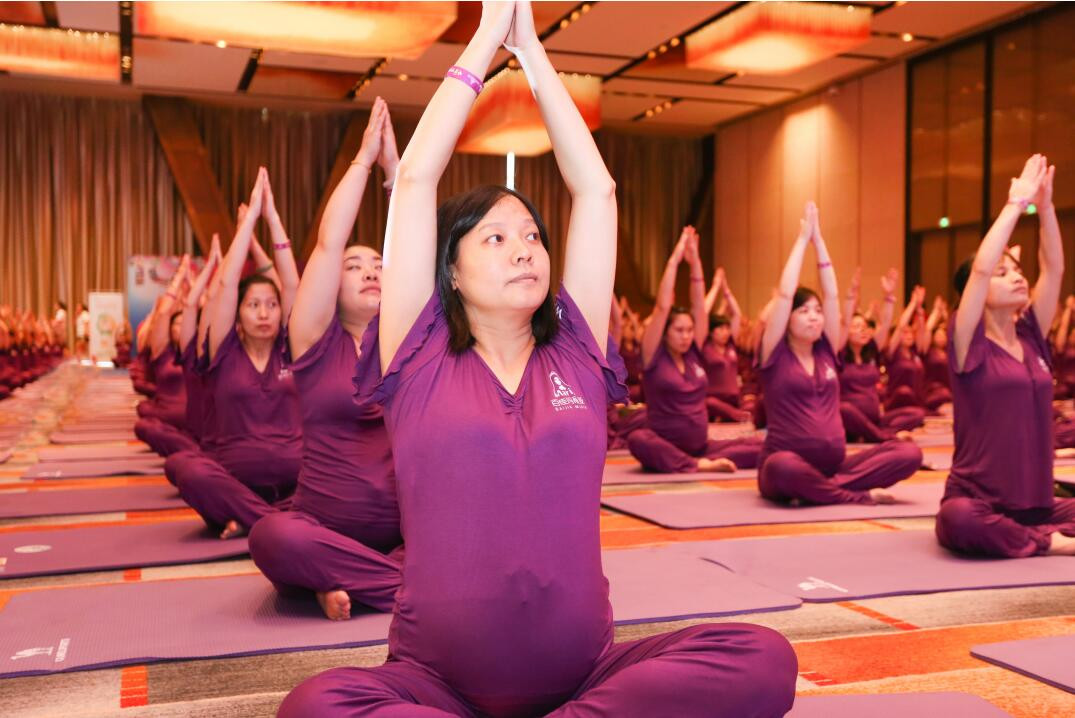 当天下午,数百名孕妇在百佳国际集团匈牙利产科理疗专家诺伯特·苏