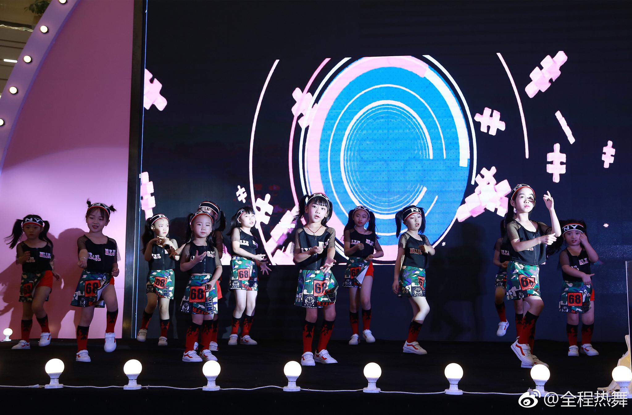 第六季『全程热舞』百人舞蹈专场秀少儿班的照片出炉啦各位家长快来