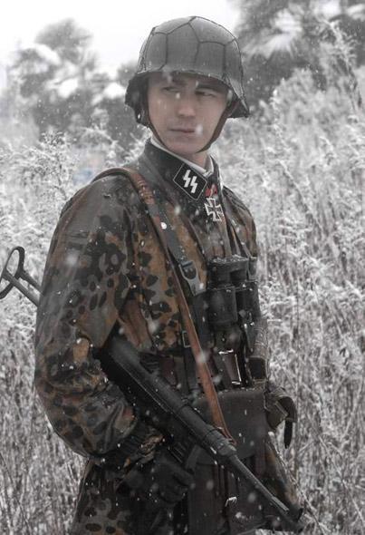 二战时的美国士兵头盔上装的渔网状的东西究竟是什么作用