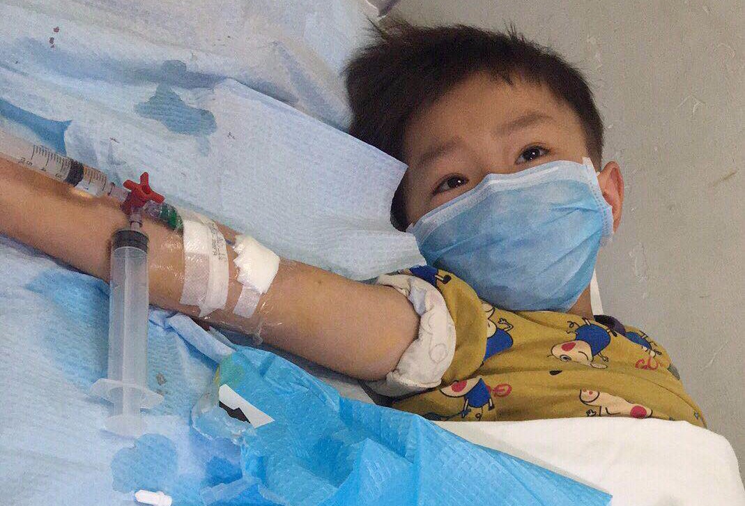 6岁男童患病做骨穿腰穿从不哭他最想回学校