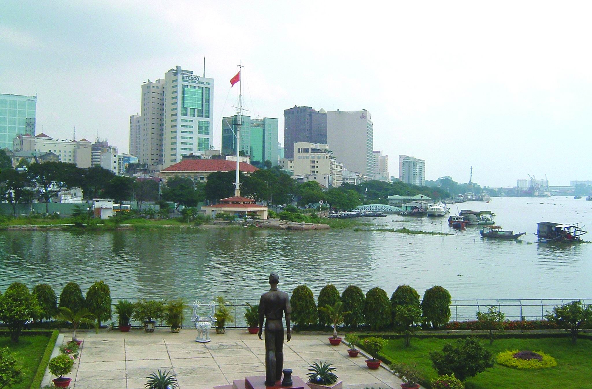 西贡河是越南南部的一条河流,由于此河流经越南第一大城胡志明市