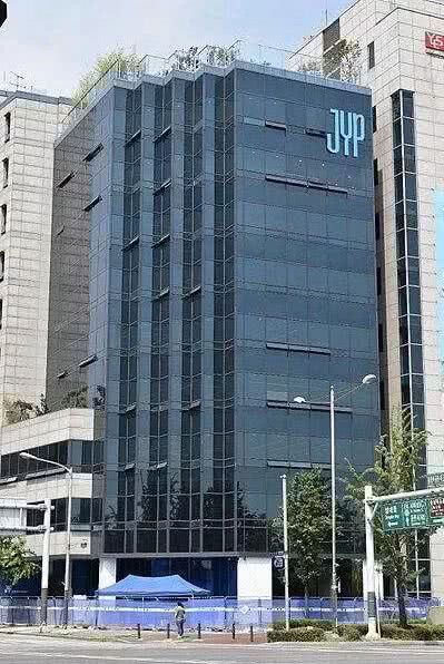jyp入驻豪气新大楼旗下艺人大赞新环境老板却含泪告白旧楼