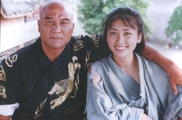 凭借一身武艺,计春华在娱乐圈混的风生水起,当年和李连杰合作的《少林