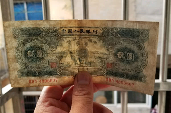 这种蓝色的贰圆纸币,很少有人见过,如今价值过万元了!