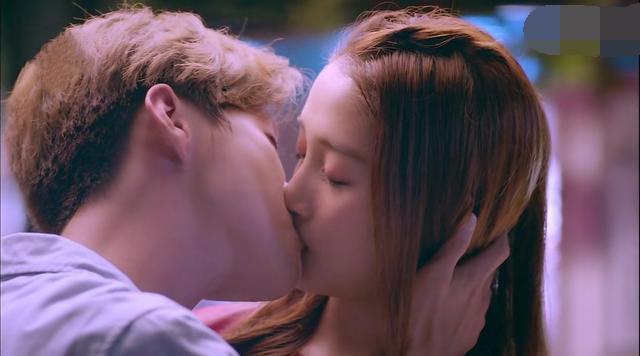 《甜蜜暴击》鹿晗亲关晓彤,这一细节,隔着屏幕都觉得尴尬!