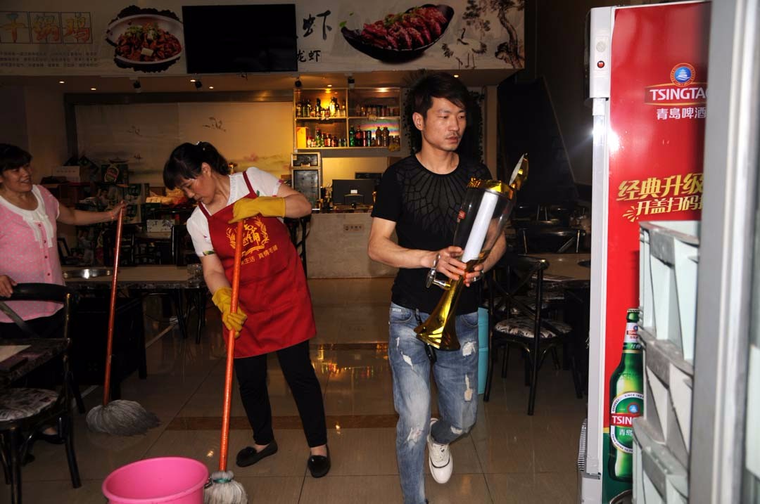 他主要负责前台的工作,跑前跑后指挥者服务员干活.