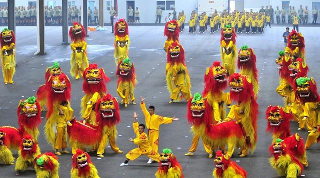 舞狮耍杂技是过年那味儿,可是南狮和北狮你知道吗?发财中国年|南狮|舞狮|狮头_新浪新闻