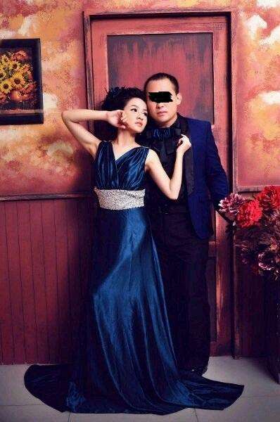 关系比较亲近的网友,因为和文儿结怨,开始在网上大肆上传文儿结婚照