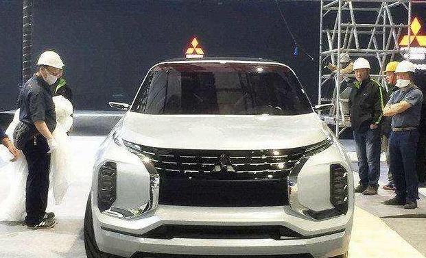 路虎版三菱suv悬浮车顶配对开门混动四驱仅15万