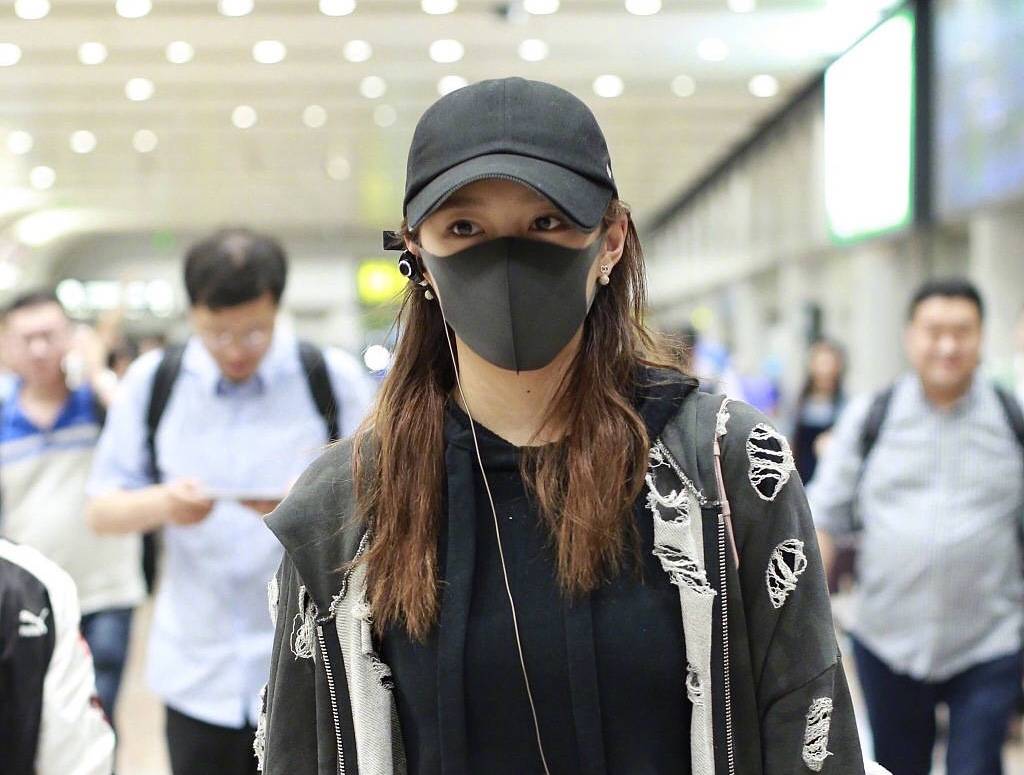 关晓彤戴口罩喝冷饮 哈哈哈