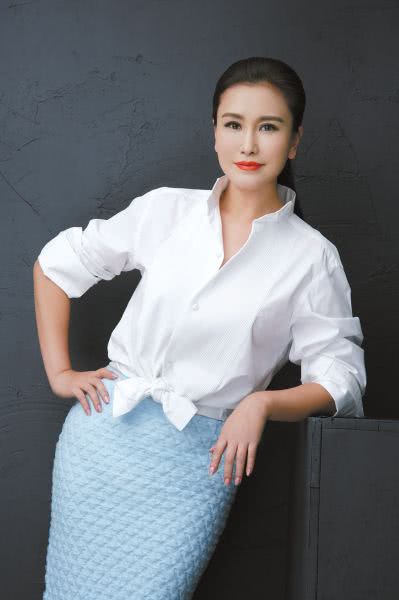 被称中国"最美警花",嫁给大23岁老头,50岁为丈夫守寡多年