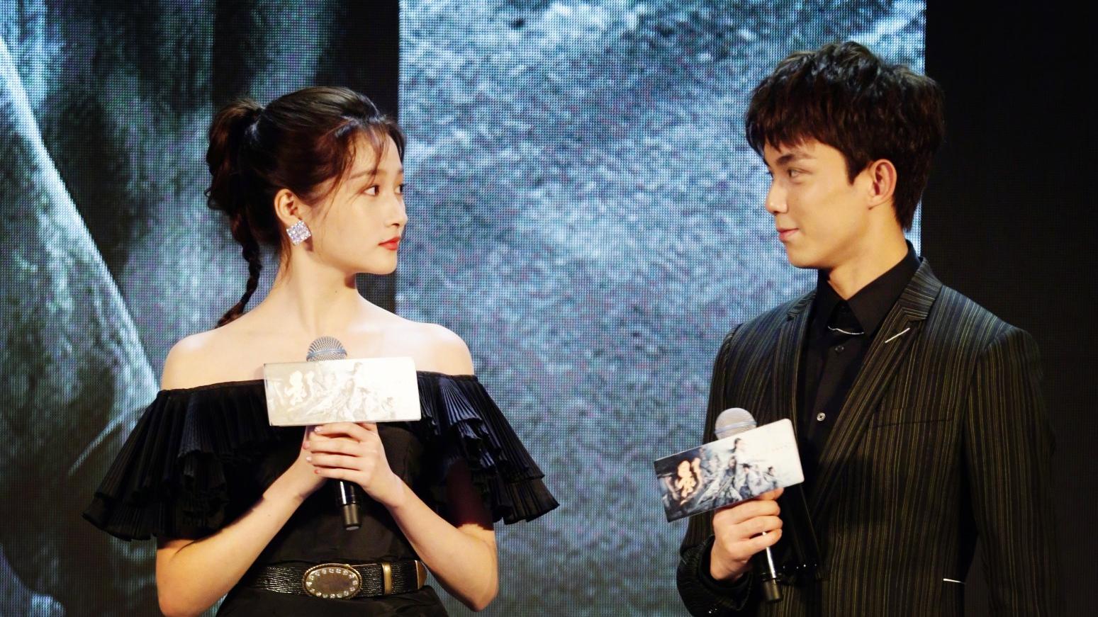 《影》首映发布会,关晓彤吴磊上台感谢张艺谋导演!