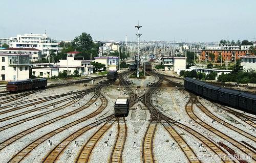 襄阳北站 襄阳北站,现为特等站,为路网性双向纵列式三级七场特等编组