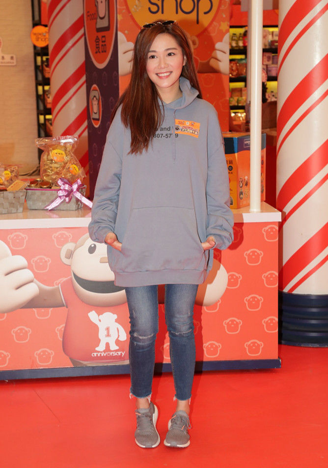 汤镇宗女儿汤洛雯近照,长发披肩露甜笑,继承家族高颜值!