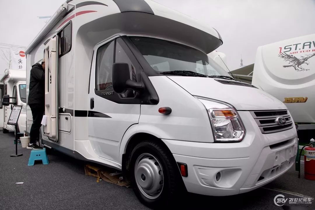 7人会客区宽大发布福特全顺k6l自行式c型房车