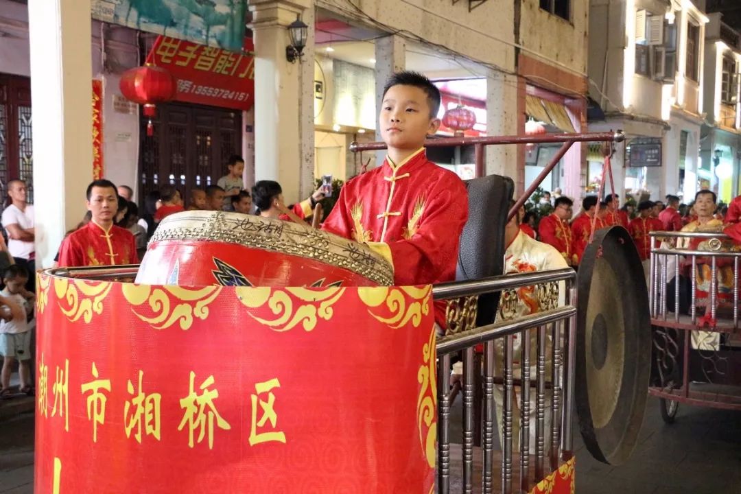 不同于以往传统的锣鼓表演,当晚大园潮乐团出动了5台锣鼓车,以创新的