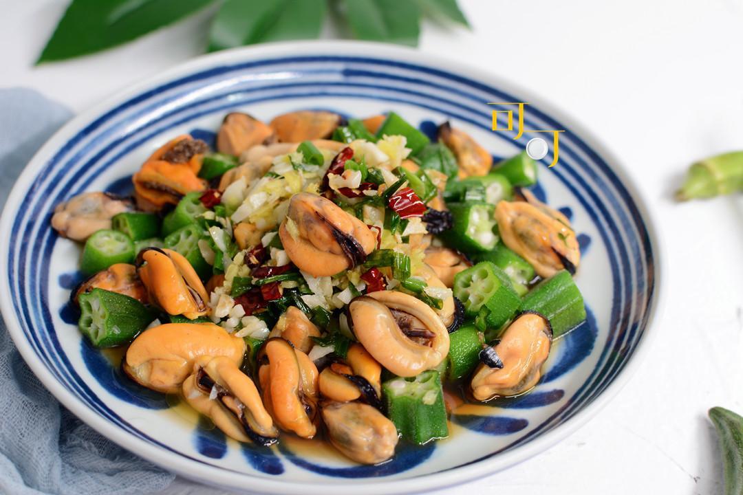 酸辣开胃一道夏天凉拌菜,有蔬菜有海鲜,喜欢的亲可以试试.