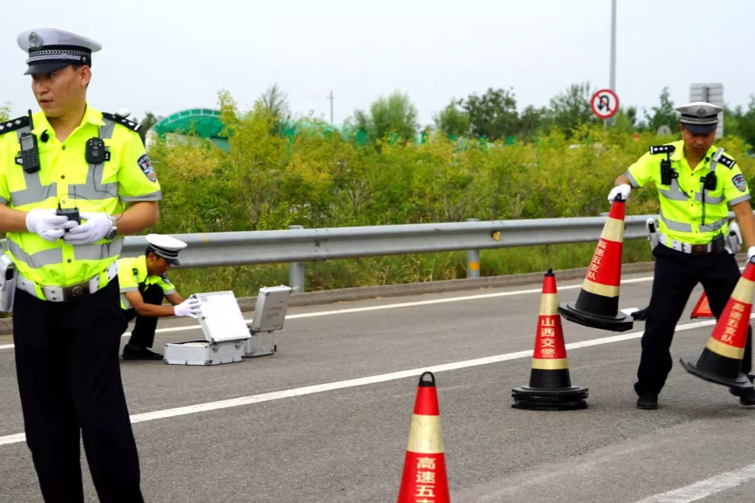 高速五支队组织各大队民警集中开展道路交通事故现场处置比武演练