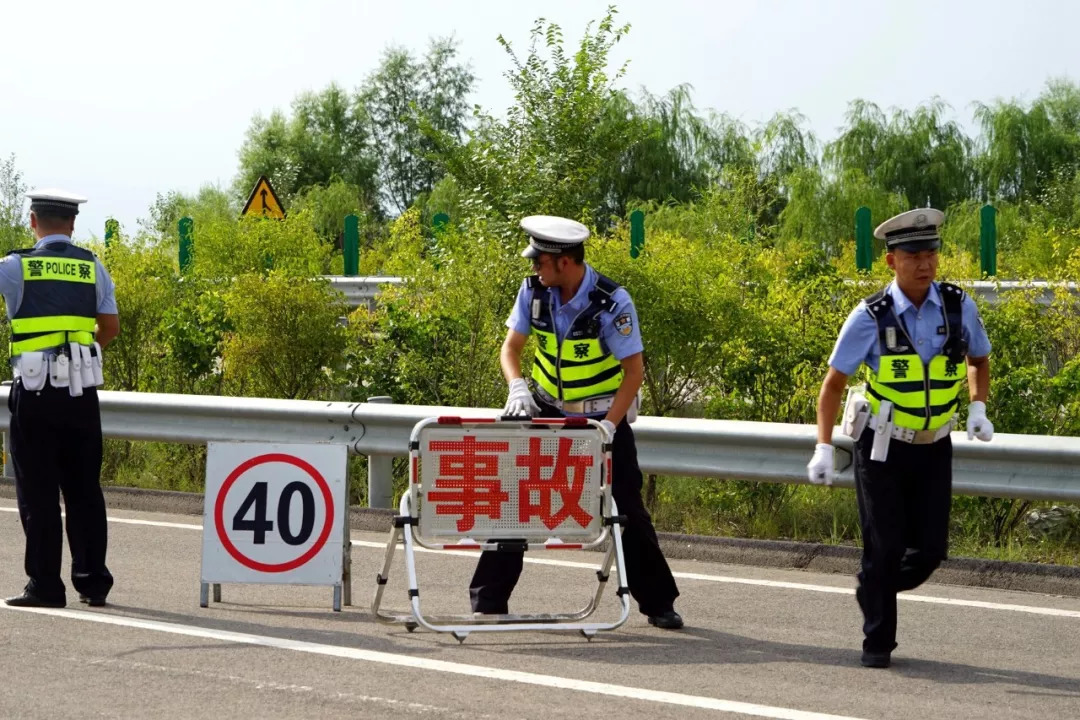高速五支队组织各大队民警集中开展道路交通事故现场处置比武演练