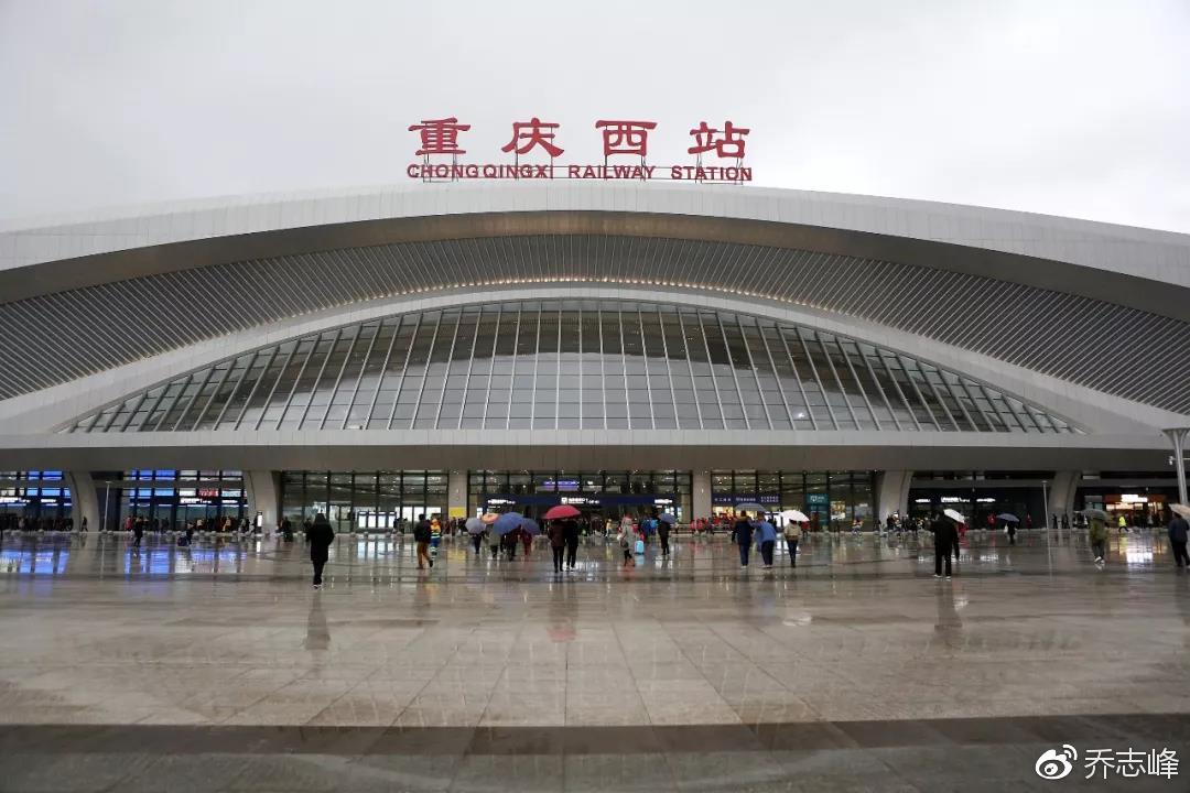 重庆"奇葩高铁站"像迷宫,带迷路乘客出站成生意.
