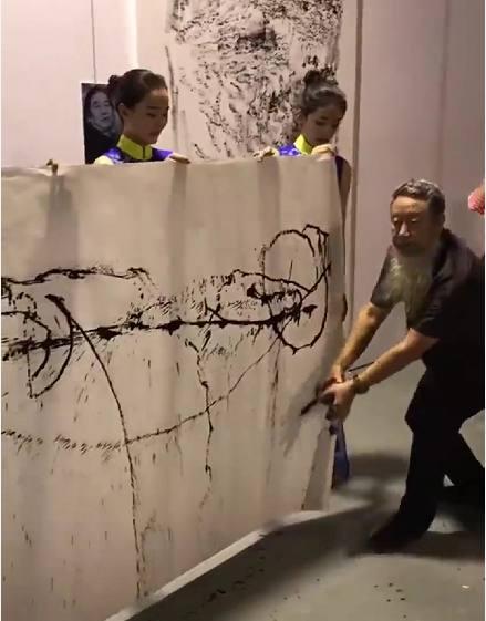 最近走红抖音的长胡子艺术家,用针管喷墨作画,网友:真是大师!