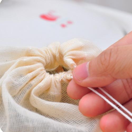 而大米吸水能力好,加热之后内部空隙增大,趁热把大米放入盐罐里,食盐