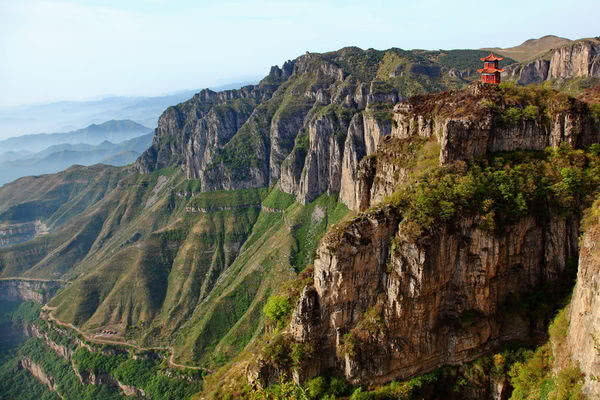 寺顶有巨崖当空,寺下俯万丈深渊,座北面南,由东往山形成了藏奇纳胜的