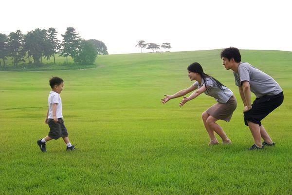 父母在这几点上,对宝宝过度关心,反而不利于他们成长