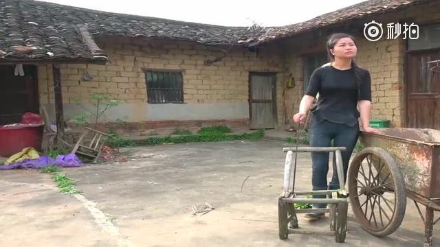 农村姑娘在老家 唱一首《拥抱你离去》不知听