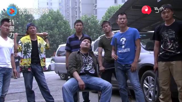 小混混仗着人多欺负人,结果被特警分分钟打趴下,太解气了! 67