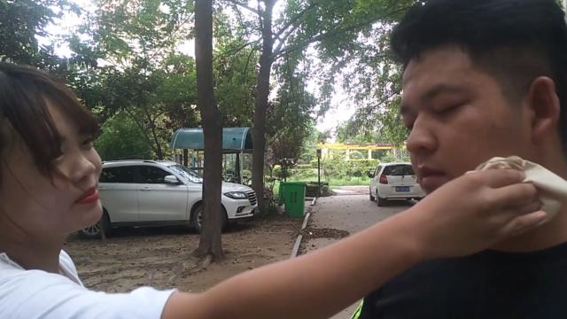 一对情侣在街头相互擦汗,几秒后男子打了女友一巴掌!为啥?