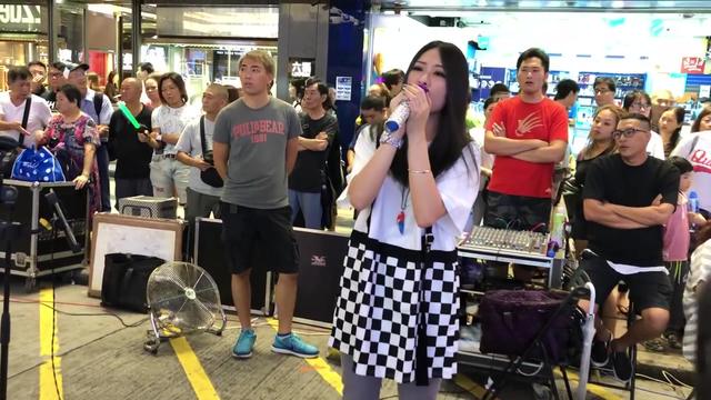 街头女歌手彭梓嘉演唱《女人心》太好听了,数人围观