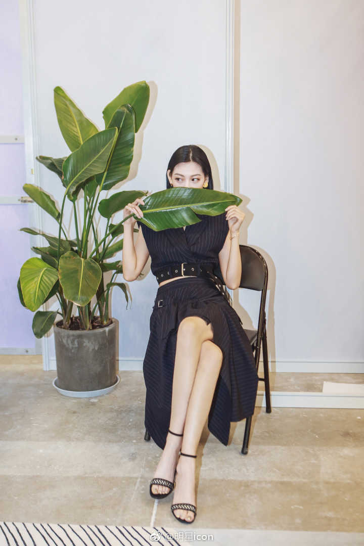 完全沦陷为腿控了!腿姐称号当之无愧啊!