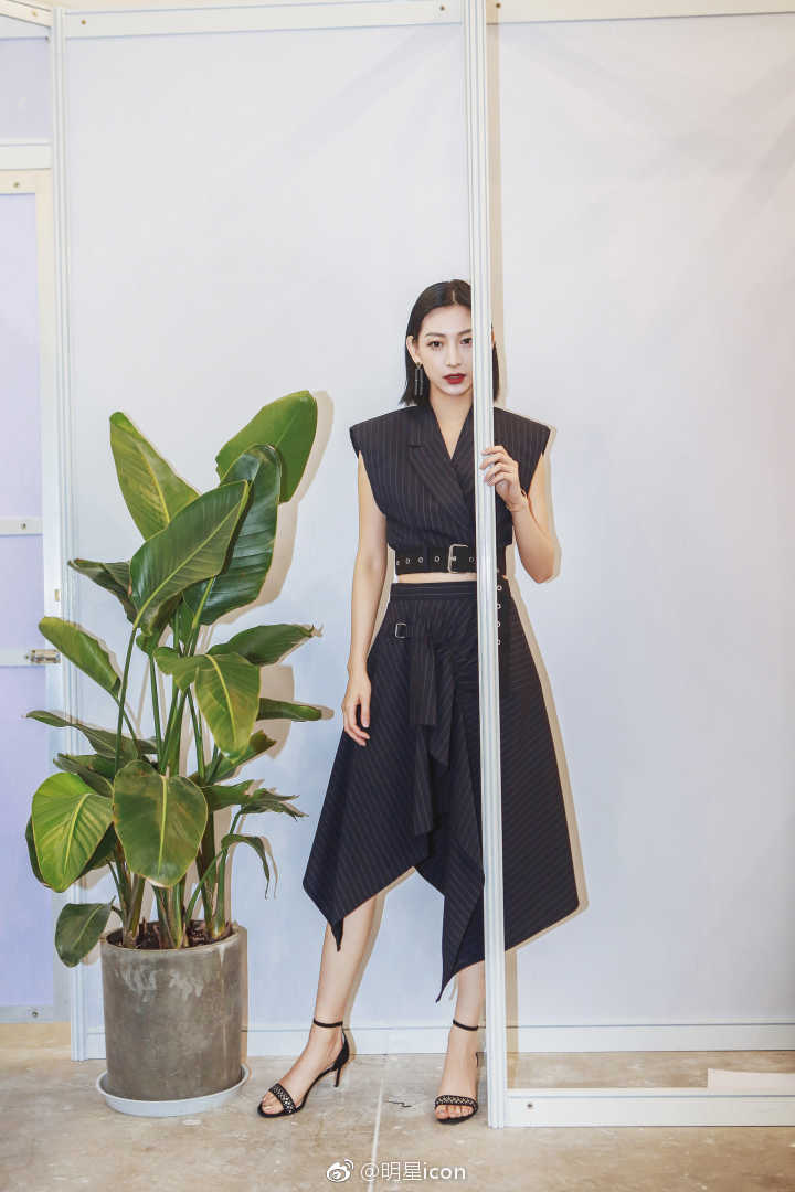 完全沦陷为腿控了!腿姐称号当之无愧啊!