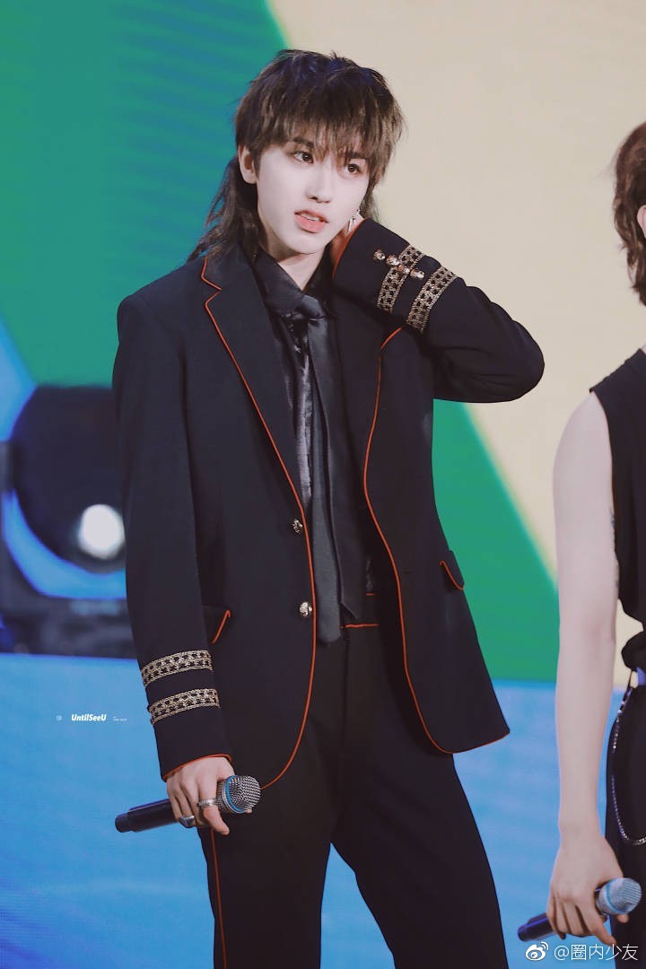 蔡徐坤直播 蔡徐坤鲻鱼头 蔡徐坤新发型,今天是奶凶奶凶的狂野坤