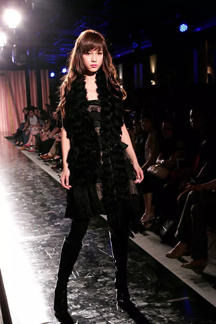 angelababy早年走秀照曝光,灵气十足,网友怒赞:相信她没整容