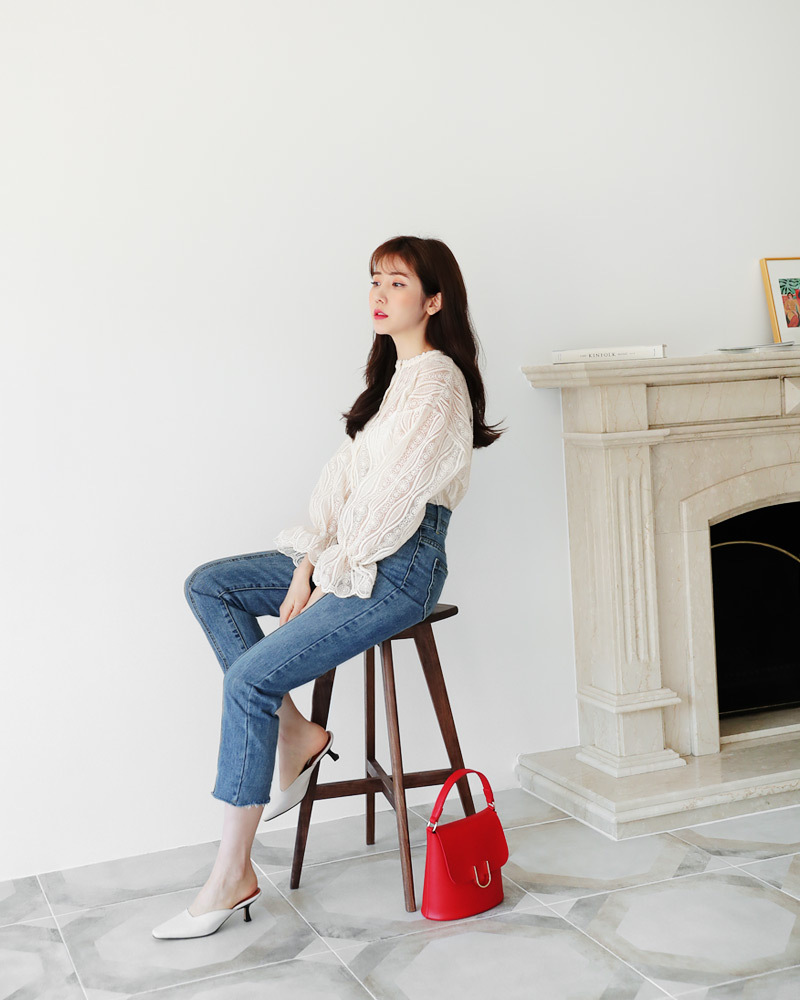 白色雪纺衫搭配牛仔裤似乎也是最经典常见的造型,纯白色白色雪纺衫